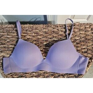 EUC Victoria's Secret LOVE CLOUD
Smooth Wireless Push-Up Plunge Bra Size 36B